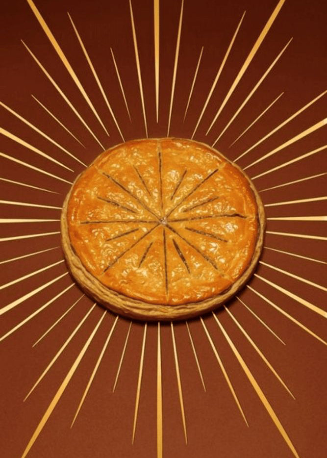 Round pastry with a star-shaped cutout on a brown background with radiating lines